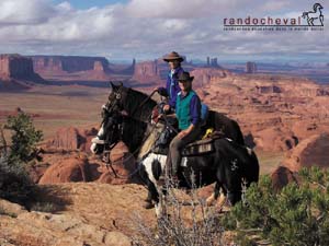 Fond d'&eacute;cran gratuit d'une randonn&eacute;e &agrave; cheval &agrave; Monument Valley - Randocheval
