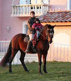 Alicja (2 ans et demi) et Sabine sur Sue&ntilde;o - monter &agrave; cheval et randonner avec ses enfants