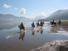 Les pieds dans l'eau dans les Abruzzes - RANDOCHEVAl