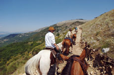 Randonn&eacute;e &eacute;questre dans la r&eacute;gion des Abruzzes au Sud de l'Italie - Randocheval / Absolu Voyages