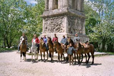 Photo de groupe - Randonn&eacute;e &agrave; cheval dans les Alpilles - Randocheval