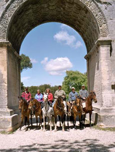 Photo de groupe sous l'arche - Alpilles - Rando Cheval