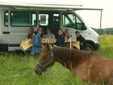Pique-nique convivial lors de notre randonn&eacute;e &eacute;questre &agrave; la d&eacute;couverte des Grands Vins de Bordeaux - Randocheval