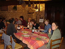 Dinner with the group around good food and good wines - Randocheval / Ride in France