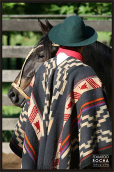 Br&eacute;sil : Sur les sentiers des gauchos - Gaucho en poncho traditionnel /Randocheval