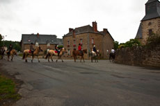 Travers&eacute;e de villages bretons typiques lors de notre randonn&eacute;e en Bretagne - Randocheval