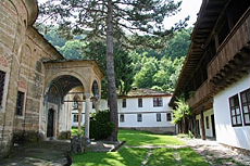 Cours d'un monast&egrave;re dans les Balkans, r&eacute;serve naturelle des Rochers Chantants - Randocheval / Absolu Voyages