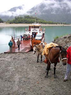 Boat used to make horses cross the lake - Horseback trail in Chile - Randocheval 