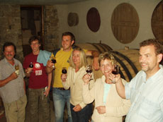 D&eacute;gustation de vins locaux durant notre randonn&eacute;e &agrave; cheval en Croatie - Randocheval