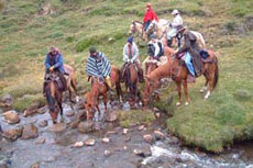 Equateur - Groupe de cavaliers - Randonnée équestre sur l'avenue des volcans - Randocheval / Absolu voyages