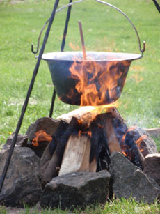 Hongrie : séjour équestre dans la Puszta - goulasch cuit au feu / Randocheval