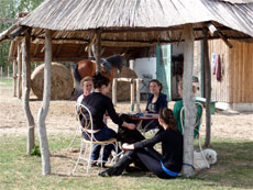 Hongrie : séjour équestre dans la Puszta - sous la tonnelle devant l'écurie / Randocheval