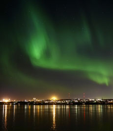 Extension en Islande - Aurore Boréale sur Reykajvik (visibe en septembre ou octobre en fonction de la luminosité) - Rando Cheval / Absolu Voyages