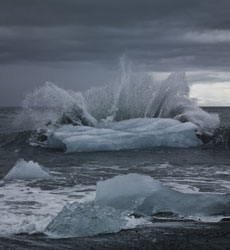 Extension en Islande - Iceberg se détanchant du glacier Jokulsarlon - Rando Cheval / Absolu Voyages