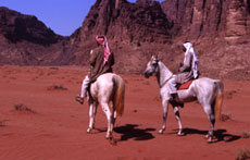B&eacute;douins &agrave; cheval dans le d&eacute;sert de Wadi Rum - Randonn&eacute;e &agrave; cheval en Jordanie - D&eacute;couverte du Wadi Rum - S Loyd - Randocheval