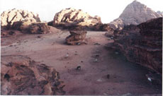 Camp dans le d&eacute;sert de Wadi Rum en randonn&eacute;e &agrave; cheval en Jordanie - D&eacute;couverte du Wadi Rum - Randocheval