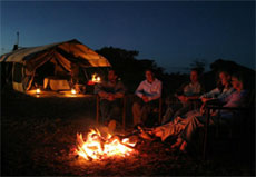 Soirée autour du feu de camp, avec pour fond sonore les bruits étranges de la savane...