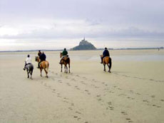 Photo gallery of our crossing of Mont Saint Michel's Bay on horseback - Randocheval / Ride in France