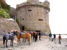 We let the horses at the bottom of the fortification to visit the Mont  - Ride In France / Randocheval / Absolu Voyages