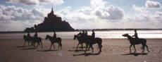 View of the Mont Saint Michel and riders - Ride In France / Randocheval / Absolu Voyages