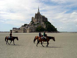 Crossing the Mont Saint Michel Bay on horseback - Ride In France / Randocheval / Absolu Voyages