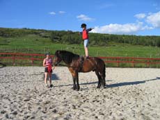 Cours de voltige et d'&eacute;quitation pour les enfants pendant des vacances &eacute;questres en Norv&egrave;ge, au nord de la r&eacute;gion des fjords - Rando Cheval / Absolu Voyage