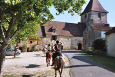 Arriv&eacute;e &agrave; l'&eacute;glise de Sireuil - Randonn&eacute;e gastronomique - Randocheval
