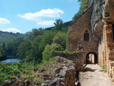 Chemin de pierre le long de la falaise, baissez la t&ecirc;te avant de passer la porte ! Randocheval