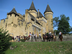 Cavaliers devant le ch&acirc;teau de Puymartin - RANDOCHEVAL