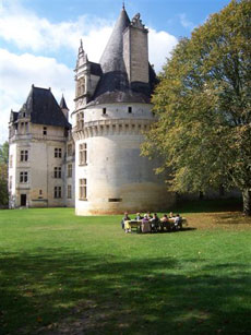 Pause pique-nique au pied du ch&acirc;teau de Puyguilhem - P&eacute;rigord - Rando Cheval