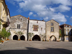 Bastides p&eacute;rigourdines typiques - d&eacute;couvrez la culture du P&eacute;rigord pourpre - Randocheval
