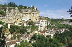 Rocamadour accroch&eacute;e &agrave; la falaise, dans le P&eacute;rigord - Randocheval