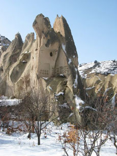 Habitation troglodyte sous la neige en Cappadoce - Randocheval