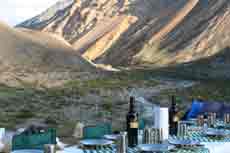 Repas accompagné de bon vin - Traversée des Andes avec Randocheval