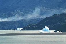 Patagonie : iceberg échoué sur les berges du lac