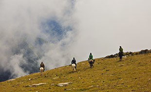randonnee equestre altitude cavaliers progression montagne brume chine