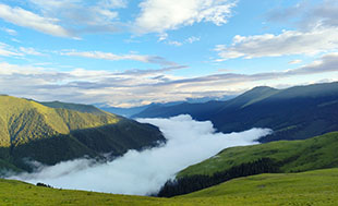 paysage montagne asie centrale vallee nuages randonnee