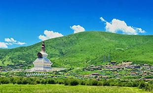 stoupa tibetain monastere bouddhiste colline paysage voyage chine