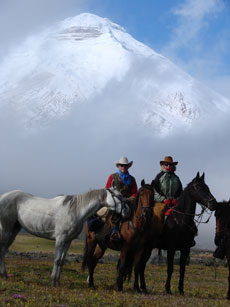 Equateur - Groupe de cavaliers  - Randonnée équestre sur l'avenue des volcans - Randocheval / Absolu voyages