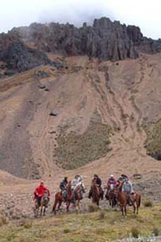 Equateur - Groupe de cavaliers  - Randonnée équestre sur l'avenue des volcans - Randocheval / Absolu voyages