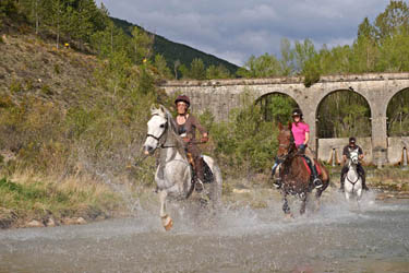 Voyage à cheval et stage linguistique - Randonnée équestre organisée par Randocheval