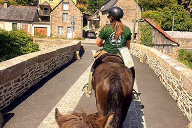 Groupe de cavaliers confirmes en voyage equestre sur la Voie Verte bretonne