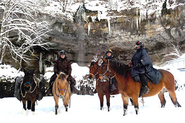 Voyage à cheval dans le Jura en hiver - Randonnée équestre organisée par Randocheval