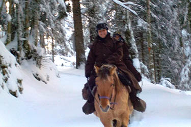 Voyage à cheval dans le Jura en hiver - Randonnée équestre organisée par Randocheval