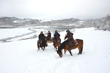 Voyage à cheval dans le Jura en hiver - Randonnée équestre organisée par Randocheval