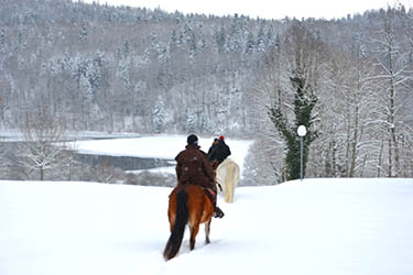 Voyage à cheval dans le Jura en hiver - Randonnée équestre organisée par Randocheval