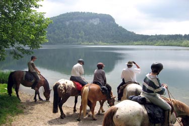 Voyage à cheval dans le Jura - Randonnée équestre organisée par Randocheval