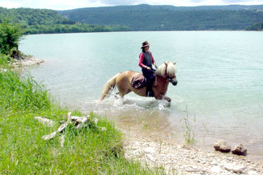 Voyage à cheval dans le Jura - Randonnée équestre organisée par Randocheval