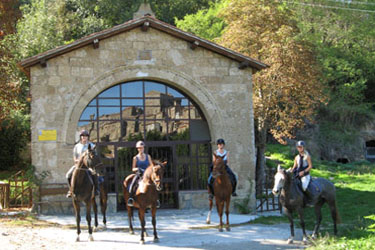 Voyage à cheval en Toscane - Randonnée équestre et séjour dans un château organisée par Randocheval