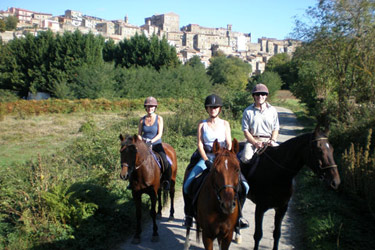 Voyage à cheval en Toscane - Randonnée équestre et séjour dans un château organisée par Randocheval